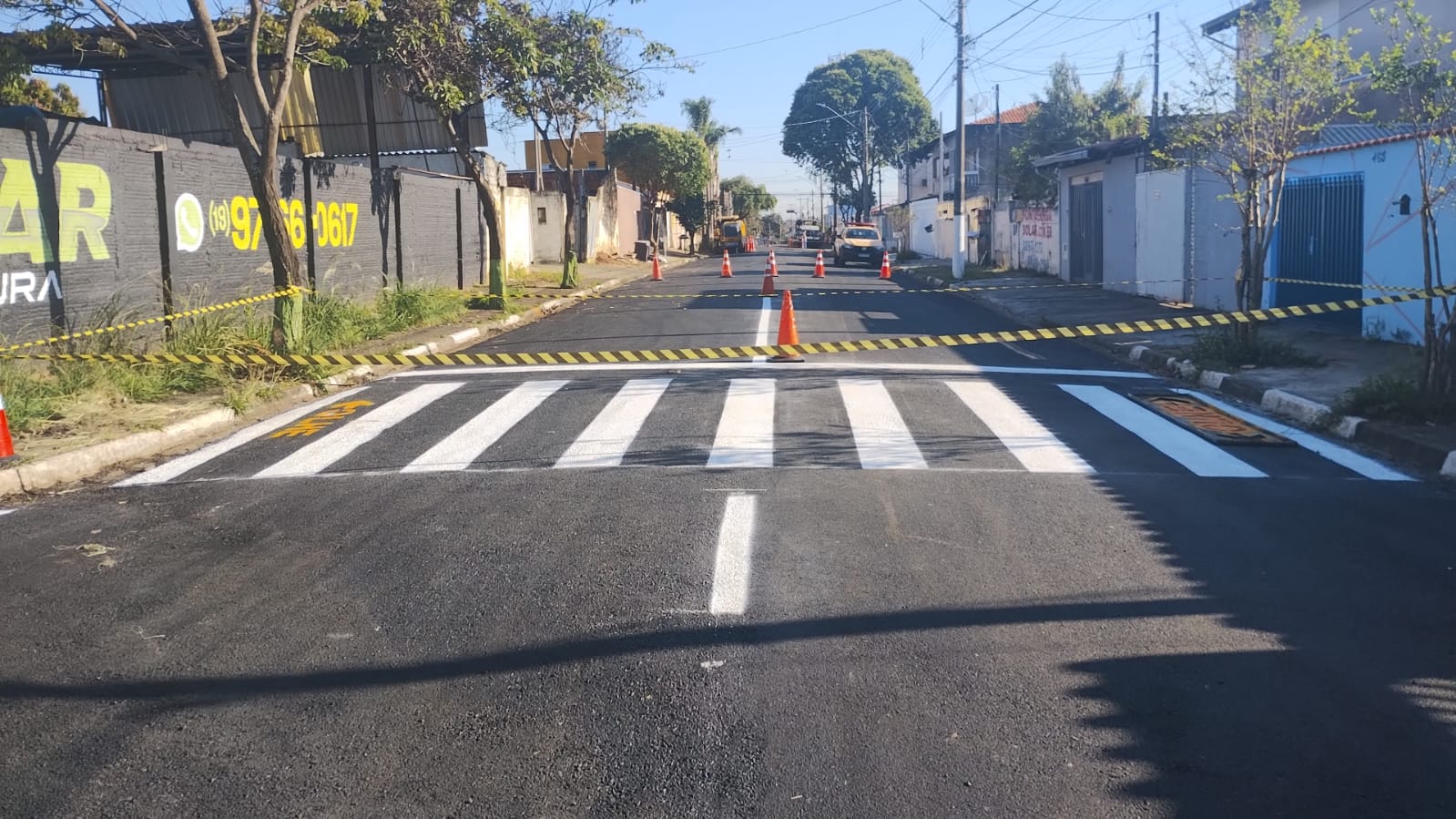 Mais uma etapa de implantação de nova sinalização em rua recapeada no Rosolém é realizada pela Prefeitura