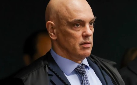 Moraes volta a pedir que PGR se manifeste sobre arma de Bolsonaro